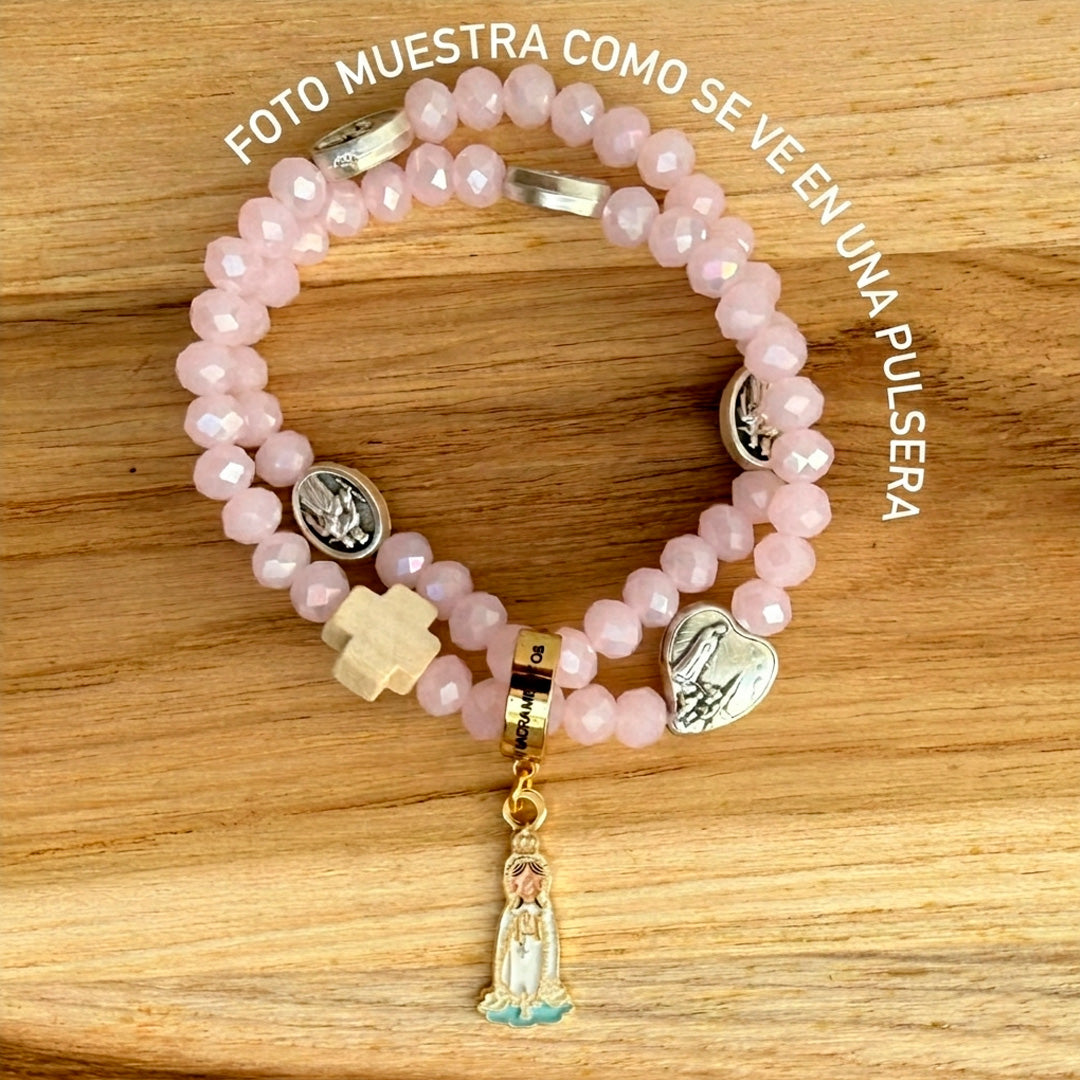 Muestra de uso: Dije charm de la Virgen de Fátima puesto en una pulsera de muranos rosados.