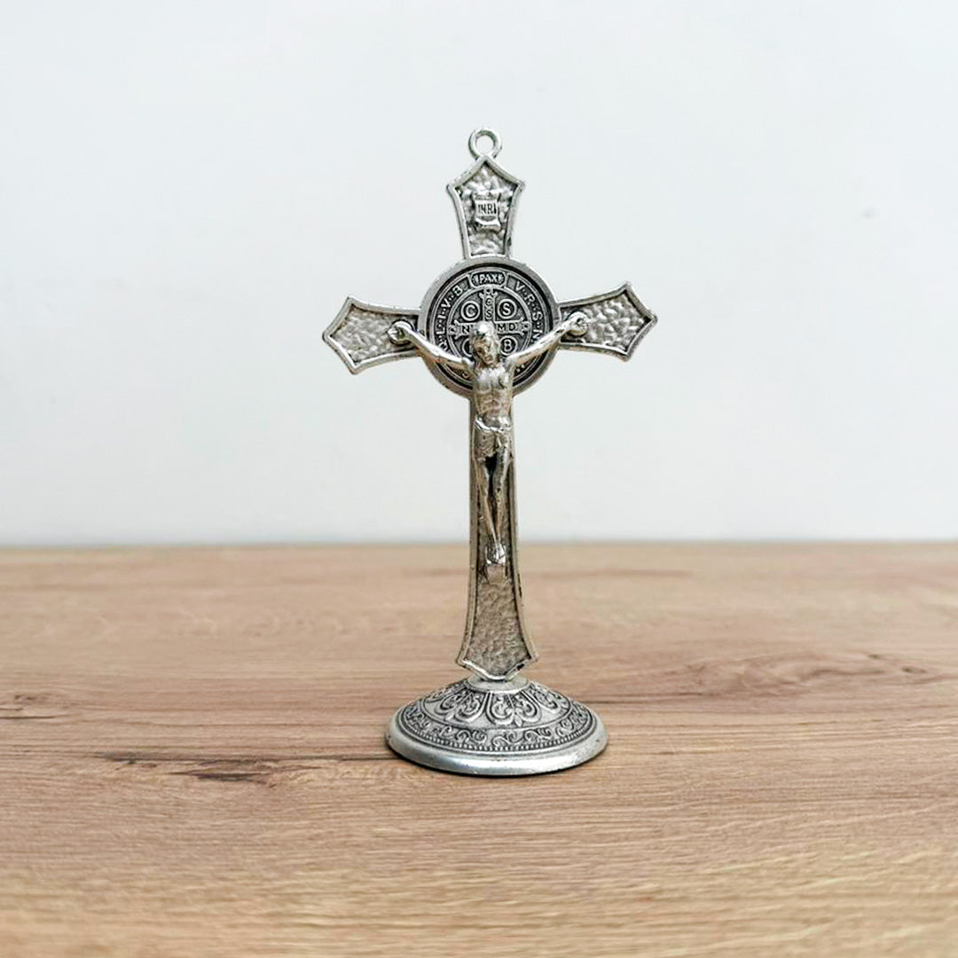Cristo con Medalla de San Benito de 13 cm