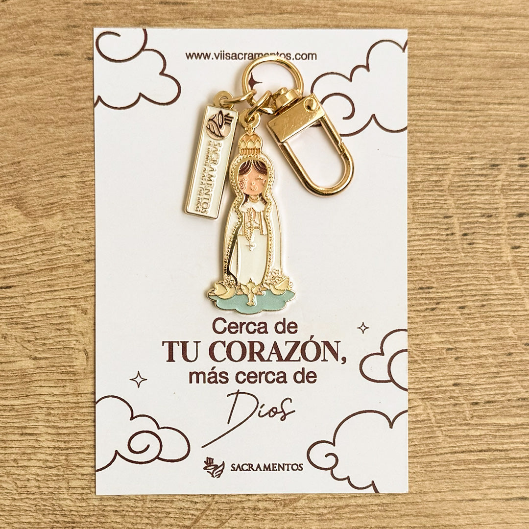 Llavero católico Virgen de Fatima con mosquetón dorado, dije en metal con acabado resinado sobre tarjeta con frase religiosa - VII Sacramentos Colombia