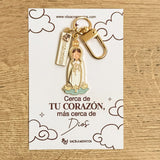Llavero católico Virgen de Fatima con mosquetón dorado, dije en metal con acabado resinado sobre tarjeta con frase religiosa - VII Sacramentos Colombia