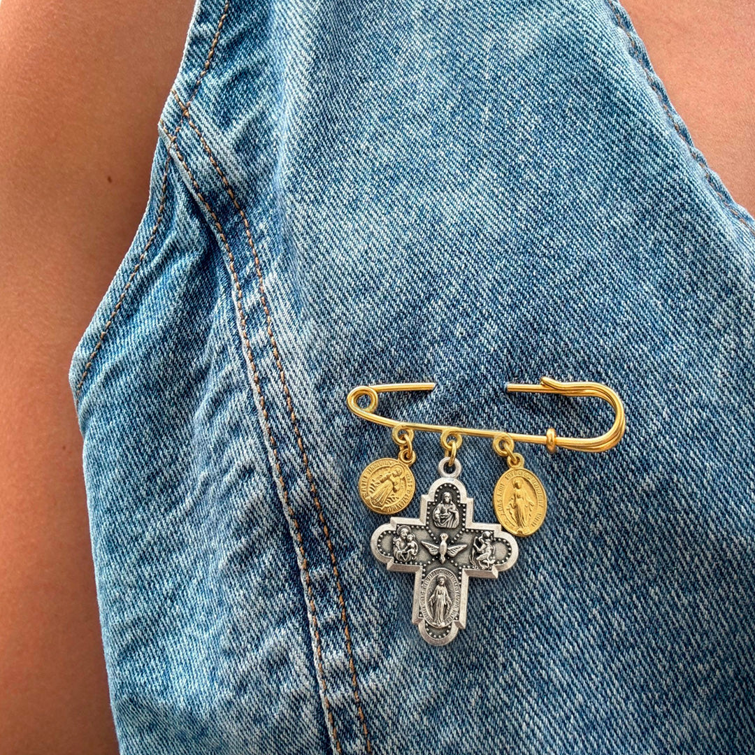 Nodriza con Medallas de Protección – Cruz de las Cinco Gracias, San Benito y Medalla Milagrosa – VII Sacramentos Colombia