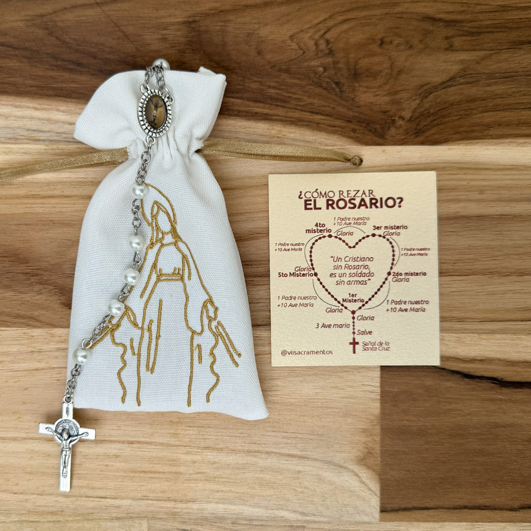 Kit completo: Rosario de perla blanca de 50cm, bolsa bordada de la Virgen Milagrosa y tarjeta explicativa de cómo rezar el rosario.