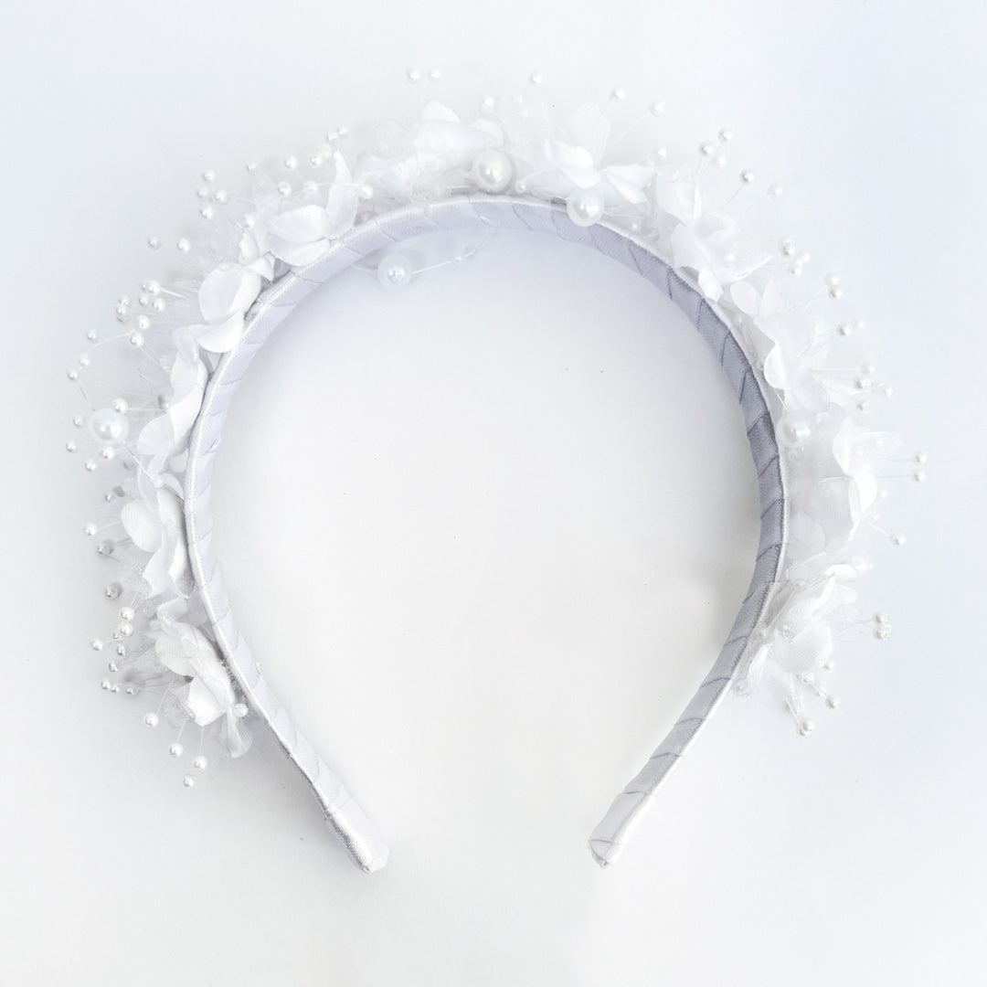Tocado de comunión para niña tipo diadema de flores blancas y perlas sobre fondo blanco - VII SAcramentos