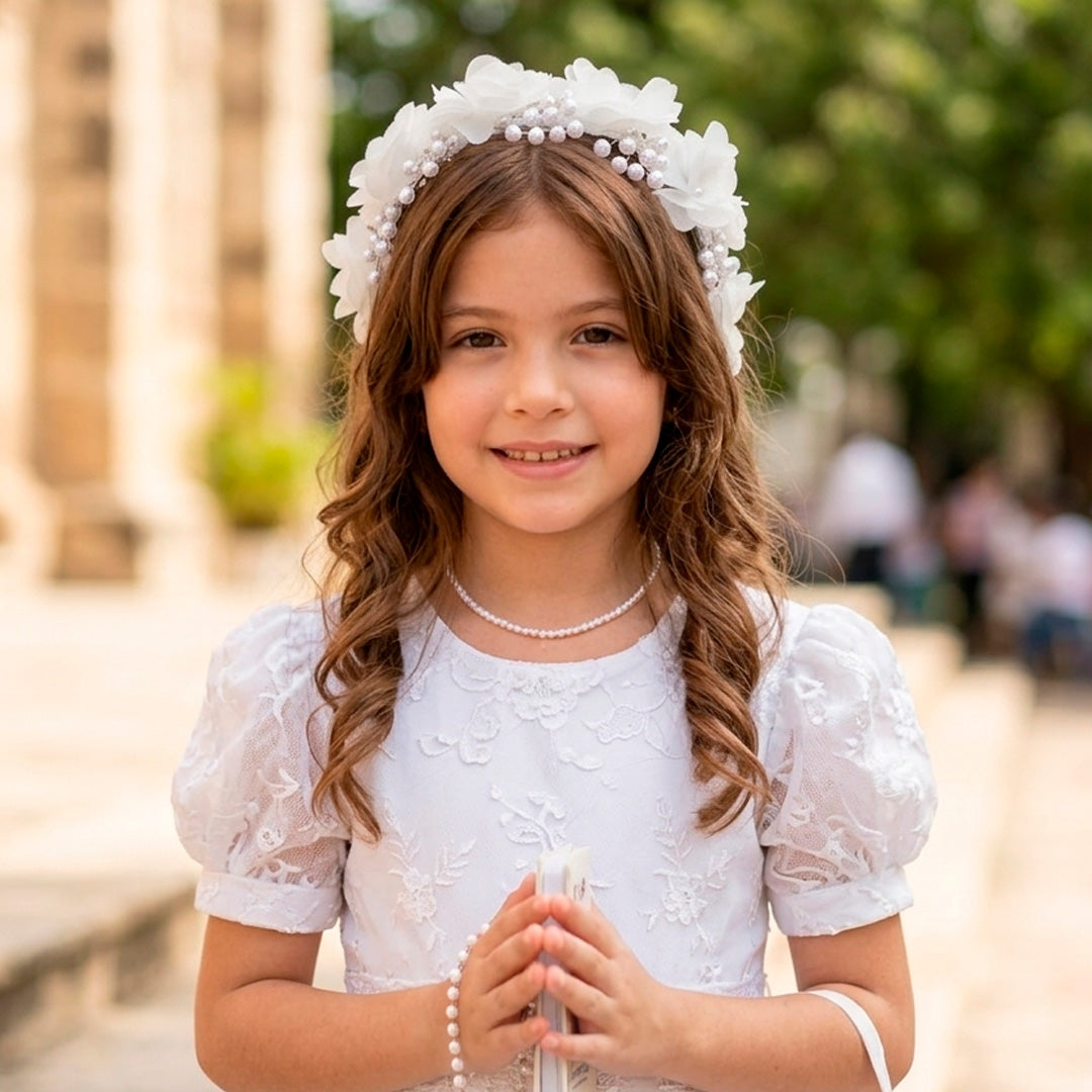 Diadema blanca para Primera Comunión de niña con flores de tela de gasa y un delicado tejido de alambre con perlas de imitación sobre un fondo de lino beige - VII Sacramentos Colombia