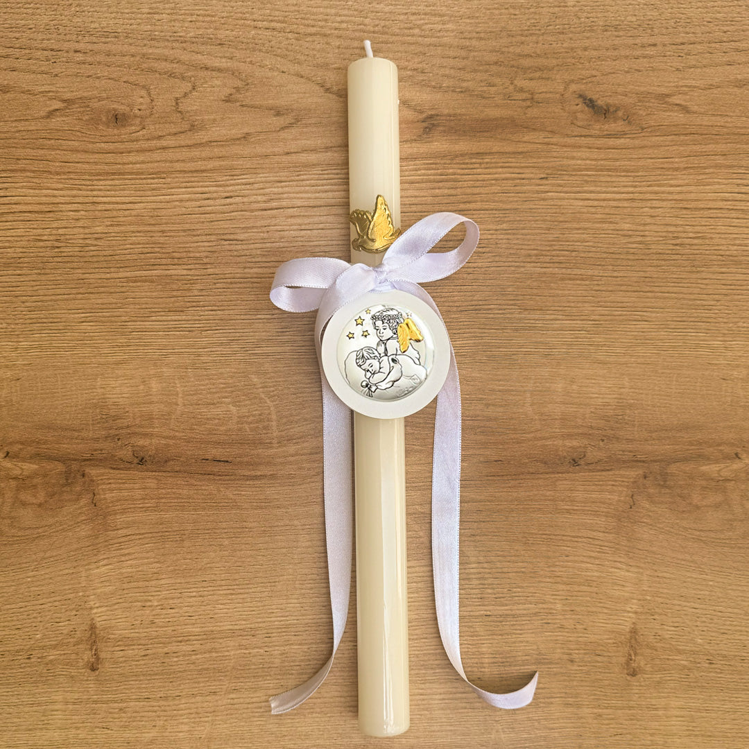 Cirio para ceremonia de bautizo decorado con lazo blanco y medalla de cuna importada de Italia con diseño artesanal de Ángel de la Guarda bajo las estrellas.
