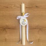 Cirio para ceremonia de bautizo decorado con lazo blanco y medalla de cuna importada de Italia con diseño artesanal de Ángel de la Guarda bajo las estrellas.
