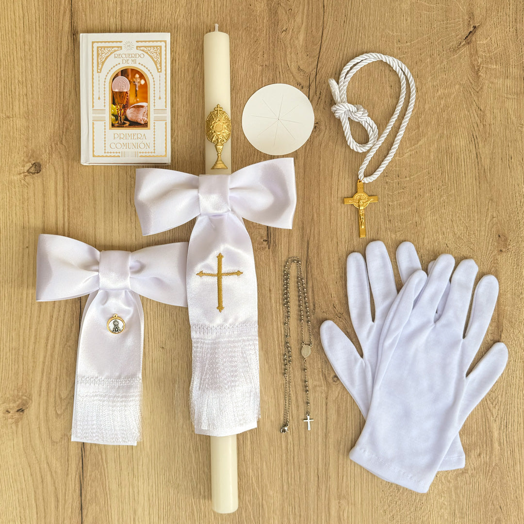 Kit de primera comunión para niño que incluye cirio, libro de oraciones, guantes, juego de cintas ceremoniales, rosario de acero, crucifijo con cordón y cartón protector para la vela  – VII Sacramentos Colombia