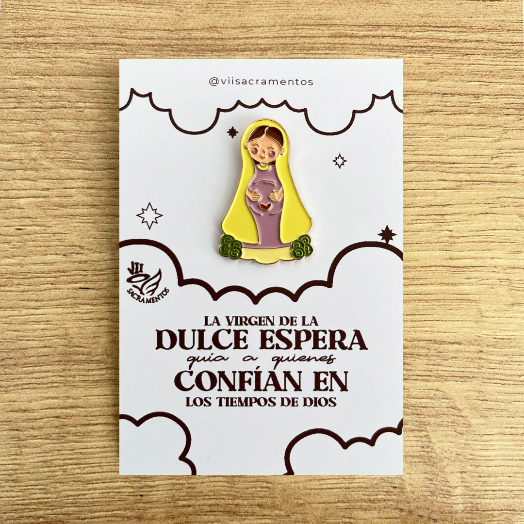 Pines Metálico Virgen de la Dulce Espera – VII Sacramentos Colombia