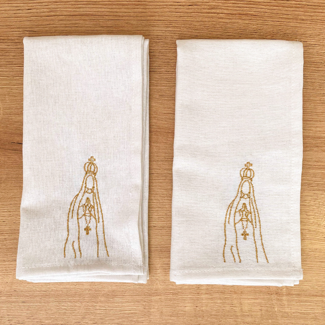 Set de 2 Servilletas de Lino Blanco con Bordado de la Virgen de Fatima